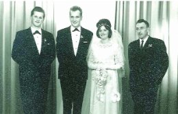 Franc Vodušek (levo) in Nick Stareverski (desno) sta bila priči na poroki Ivana in Frančeske Deželak pred 58 leti v Geelongu.
FOTO: Glas Slovenije