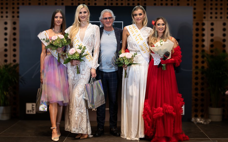 Fotografija: Z obiskom je presenetil predsednik World Top Model Fiore Tondi, ki je užival v družbi lepotic in voditeljice Kaly Kolonič. FOTOGRAFIJE: Peter Hmelak 
