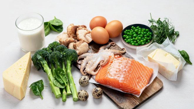 Prehrana mora vsebovati dovolj vitamina D in kalcija. FOTO: Bit245, Getty Images