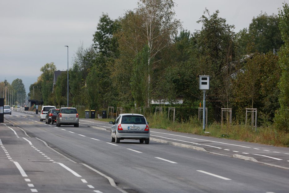 Fotografija: Eno izmed novih ohišij za samodejno merilno napravo je tudi na Črnovaški cesti. FOTO: Nik Radovan, MOL