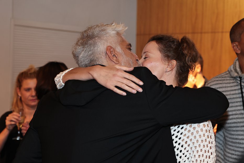 Fotografija: Vlogo bogatega finančnega uradnika je vrhunsko odigral Sebastian Cavazza, poljub njegove Ajde Smrekar je bil najlepše darilo po premieri. FOTO: Mediaspeed