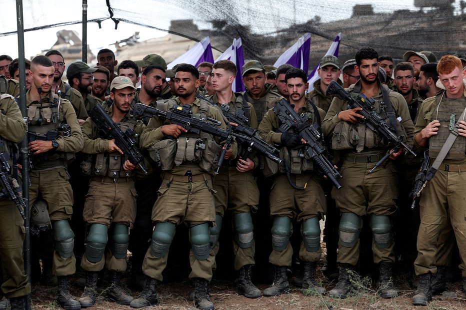 Fotografija: Izrael, ki se pripravlja na kopensko ofenzivo na Gazo, je ob meji z enklavo namestil več deset tisoč vojakov, ki čakajo na začetek operacije. FOTO: Ronen Zvulun Reuters