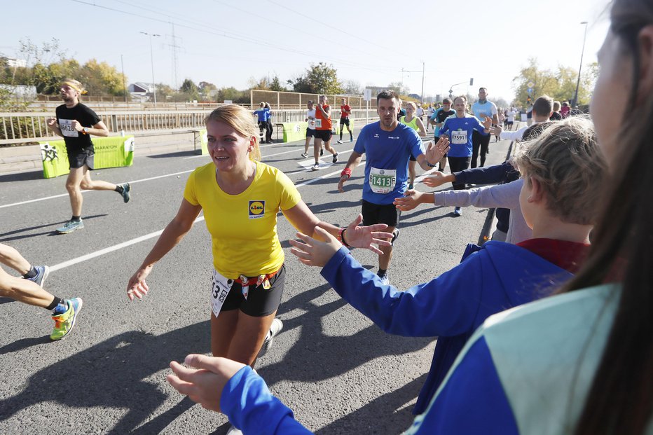 Fotografija: Manj ambiciozni tekači si na maratonski preizkušnji lahko privoščite kar koli. FOTO: Leon Vidic