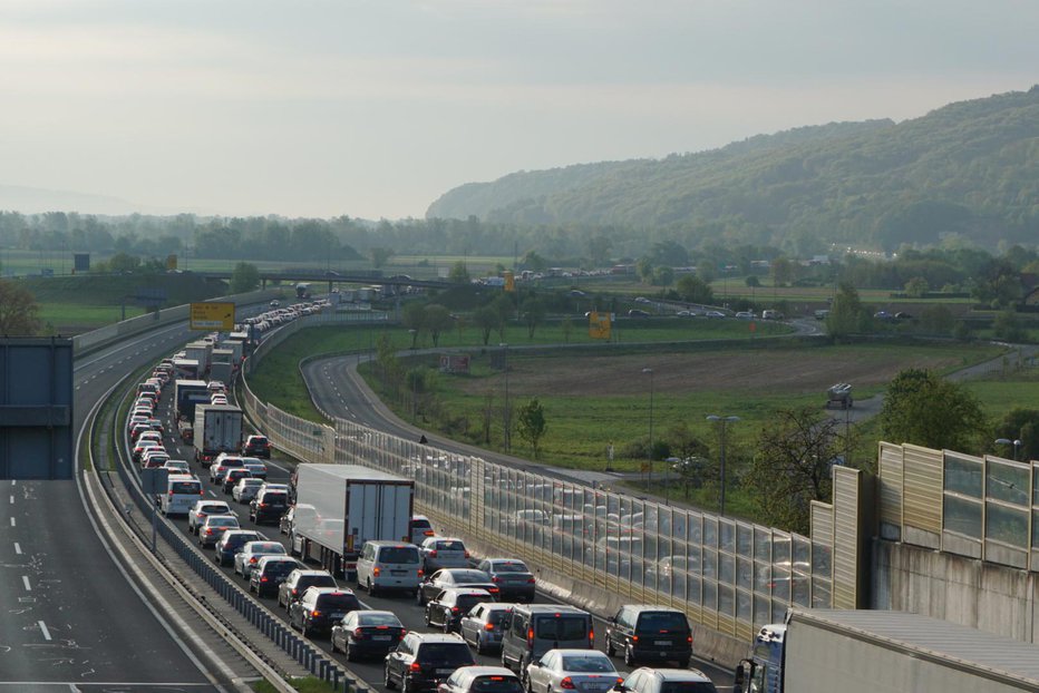 Fotografija: Pričakovati je večje kolone na avtocestah in na mejnem prehodu. FOTO: Janoš Zore