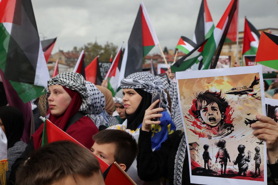 Fotografija: Protestniki proti izraelskemu maščevanju v Bosni. FOTO: Amel Emric, Reuters