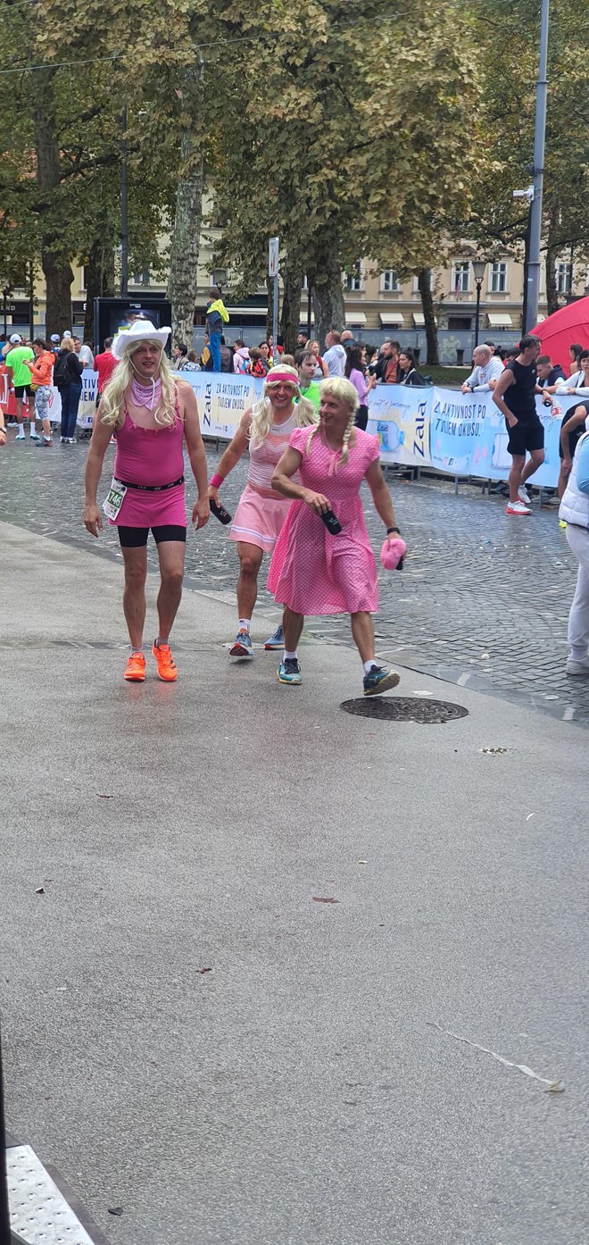 Trije tekači v roza krilih in oblekah. Bralka meni, da so s tem ozaveščali javnost o raku na dojkah. FOTO: Bralka Neja
