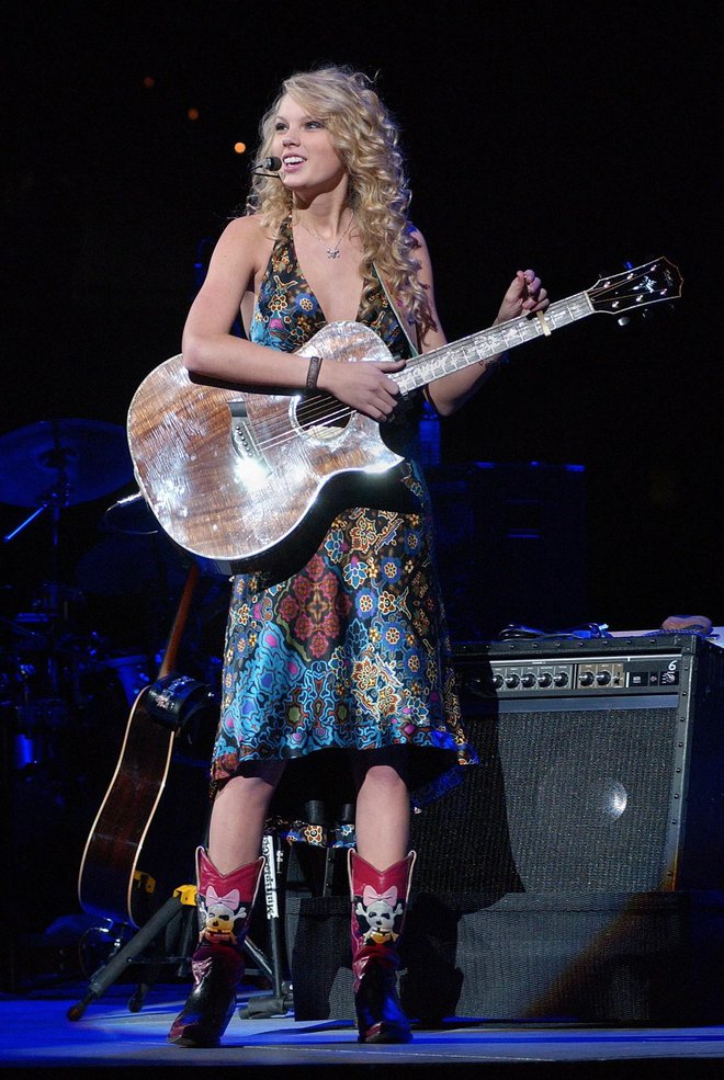 Pevka na odru leta 2007 v igrivih kavbojskih škornjih in ljubki oblekici, štela je sedemnajst let. FOTO: Profimedia