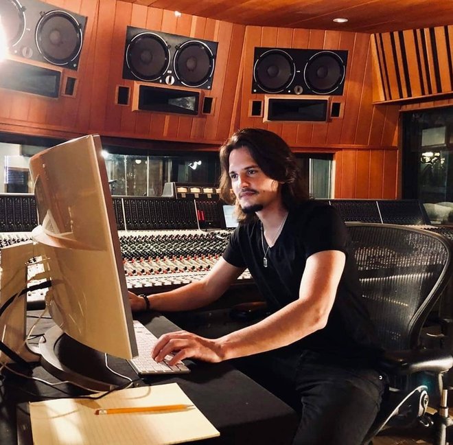 Ljubljančan, ki je zaposlen v podjetju skladatelja Hansa Zimmerja, je napisal glasbo za dokumentarno serijo o Davidu Beckhamu. FOTO:  Instagram 