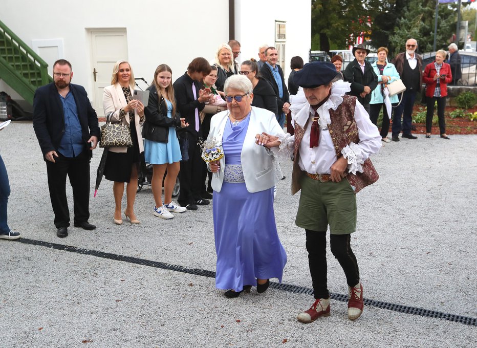 Fotografija: Zlatoporočenko Francko Trček je ženinu pripeljal grof Preddvorski.