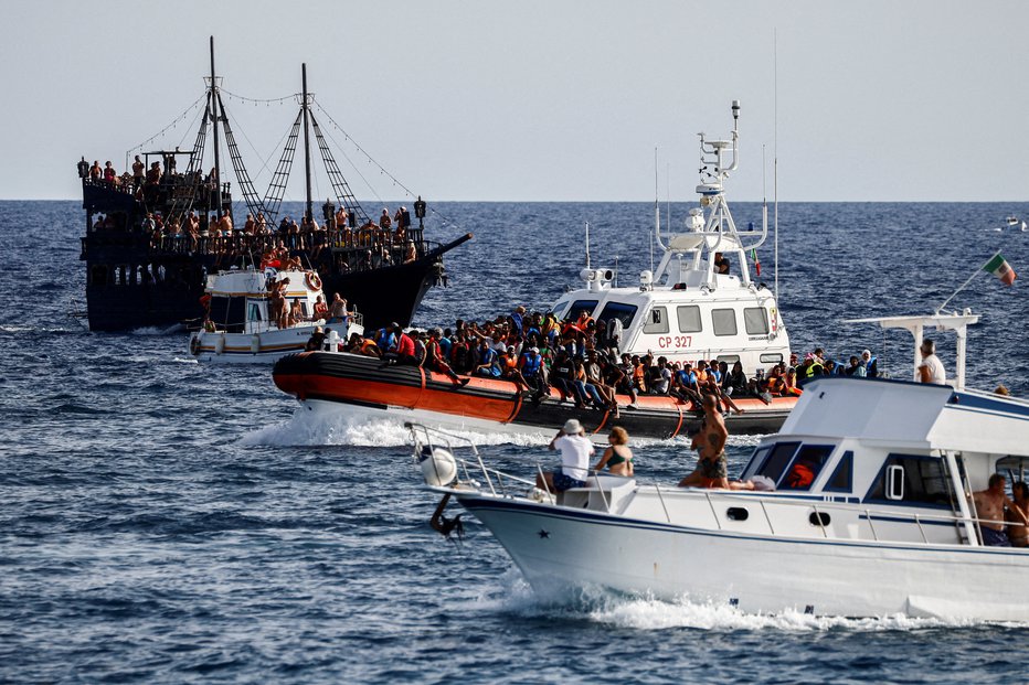 Fotografija: Italijanska obalna straža in finančna policija zbirata informacije. FOTO: Yara Nardi, Reuters