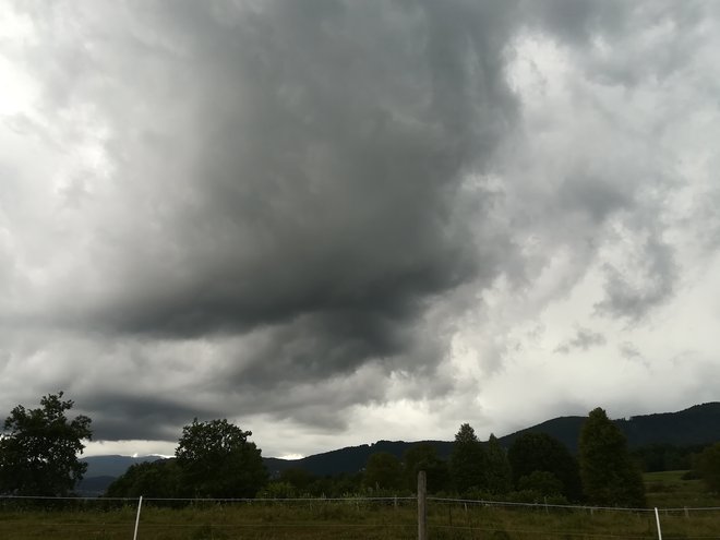 Črni oblaki (arhivska fotografija). FOTO: Bralka poročevalka