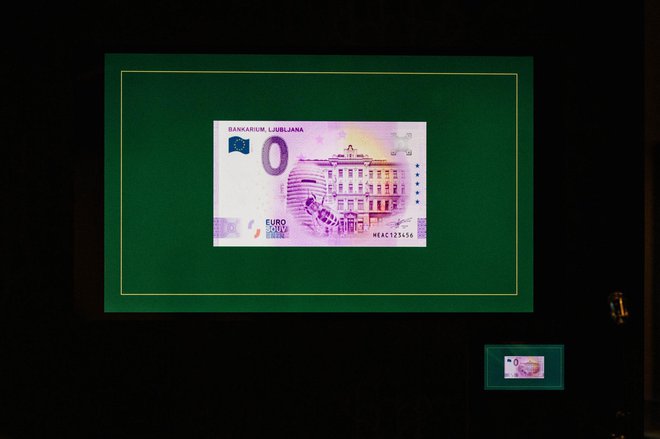 Velik je kot bankovec za 20 evrov, barve kot 500-evrski bankovec. FOTO: Iztok Lazar