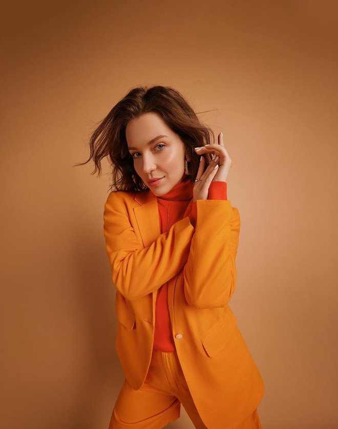 Ob pogledu na eno novejših fotografij pevke Maje Keuc so mnogi njeni spletni prijatelji menili, da je oranžna nova črna in da pevki zelo pristaja. FOTO: osebni arhiv/instagram