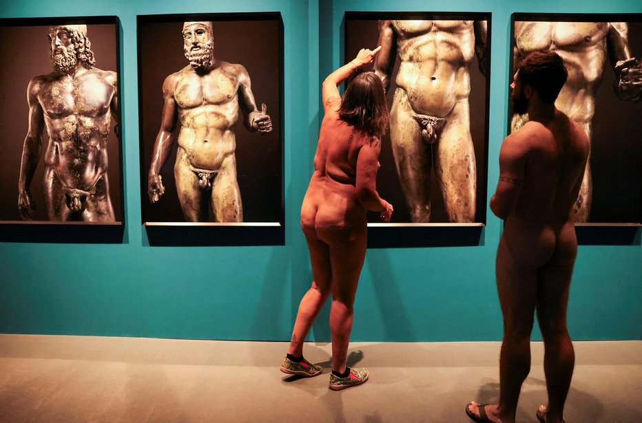 Fotografija: Med fotografijami kipov in obiskovalci ni bilo razlike – vsi so bili goli. FOTO: Nacho Doce/Reuters
