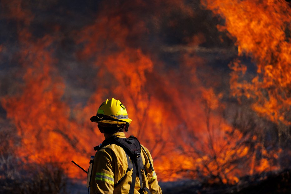 Fotografija: Požar se je zaradi močnega vetra hitro širil. FOTO: Mike Blake, Reuters
