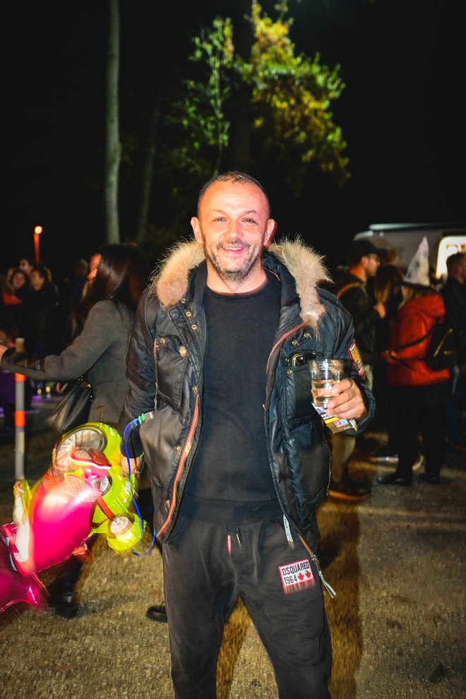 Legendarni mariborski didžej in podjetnik Dejan Djordjević - OM z balonom za hčerko FOTO: MP Produkcija/pigac.si