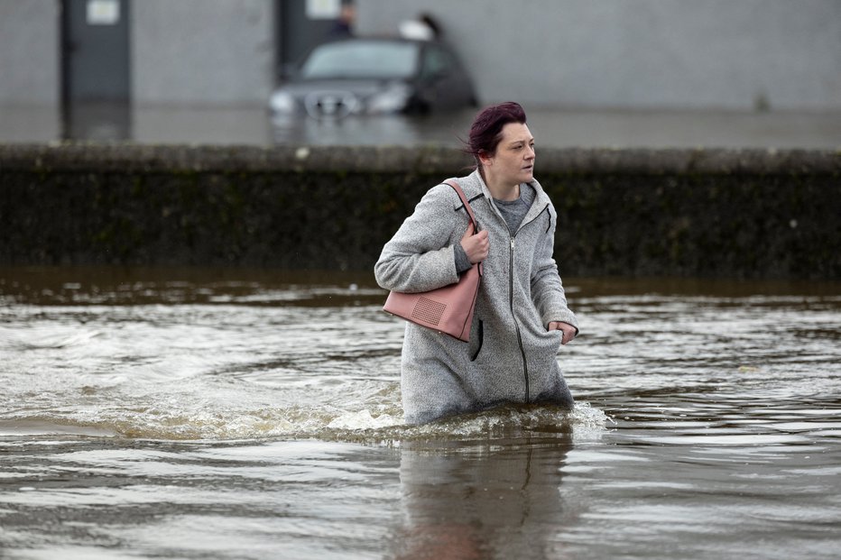Fotografija: Po napovedih najhujše šele prihaja. FOTO: Clodagh Kilcoyne Reuters