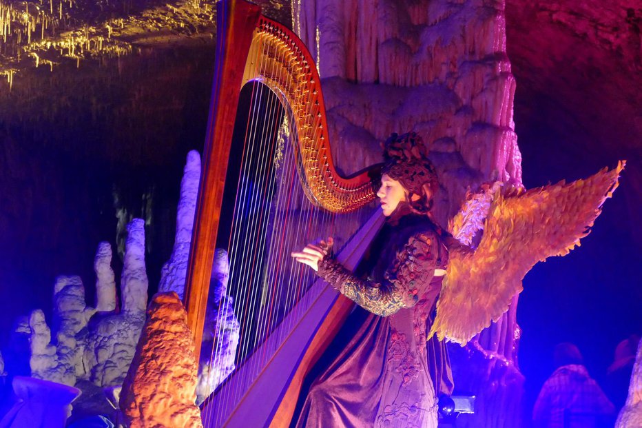 Fotografija: Harfa ima v Postojnski jami prav poseben zven. FOTO: Primož Hieng
