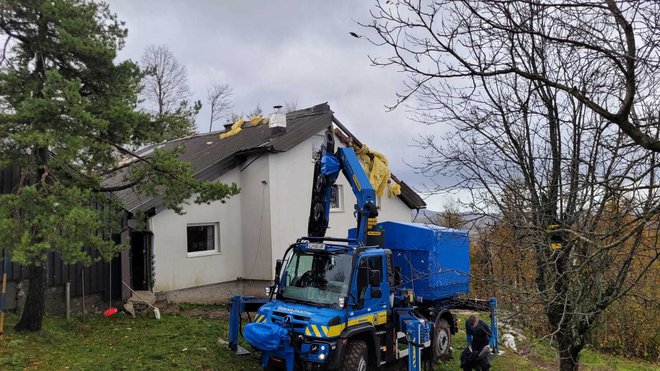 Družini, v kateri je šest otrok, je veter močno poškodoval streho hiše. FOTO: Andrej Biaggio, CZ