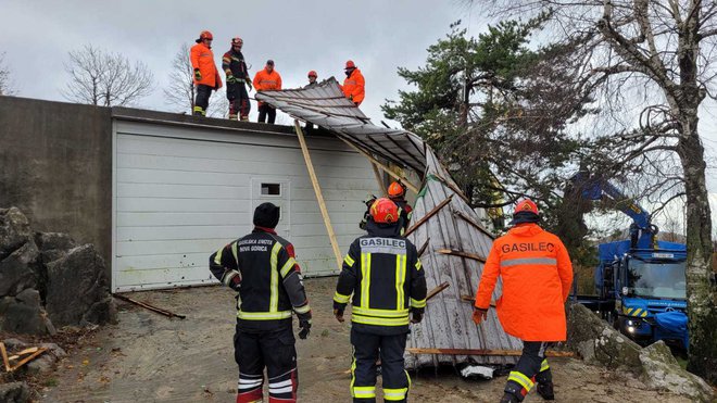 Družini, v kateri je šest otrok, je veter močno poškodoval streho hiše. FOTO: Andrej Biaggio, CZ