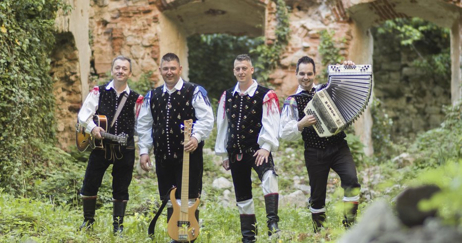 Fotografija: Složni smo, širimo slovensko narodno-zabavno glasbo, pravijo Dolenjski veseljaki. FOTO: arhiv ansambla