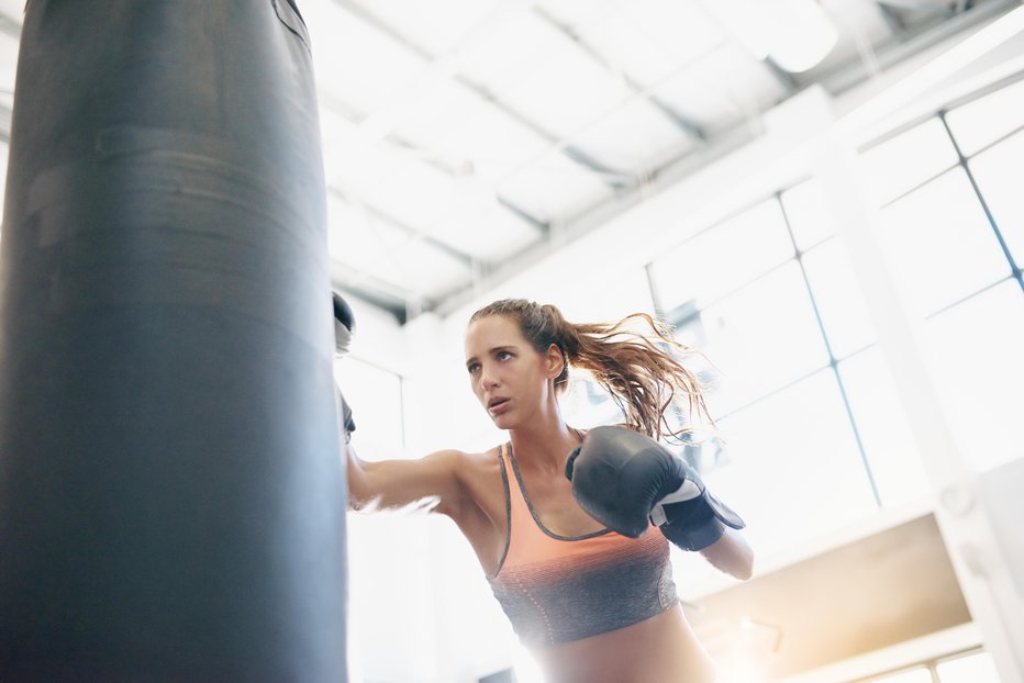 Fotografija: Med sparingom ali udarjanjem po boksarski vreči so dejavne mišice jedra. FOTO: Getty Images/iStockphoto