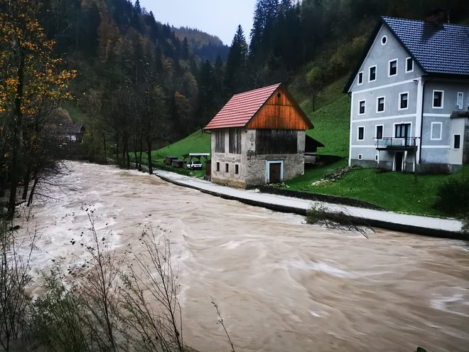 Reka Kanomljica je dosegla visok vodostaj. FOTO: Foto: Boštjan Brelih