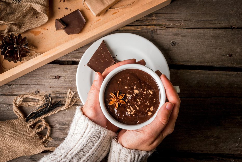 Fotografija: Vroča čokolada s pravimi dodatki olajša simptome virusnih okužb dihal. FOTO: Rimma_bondarenko/Gettyimages