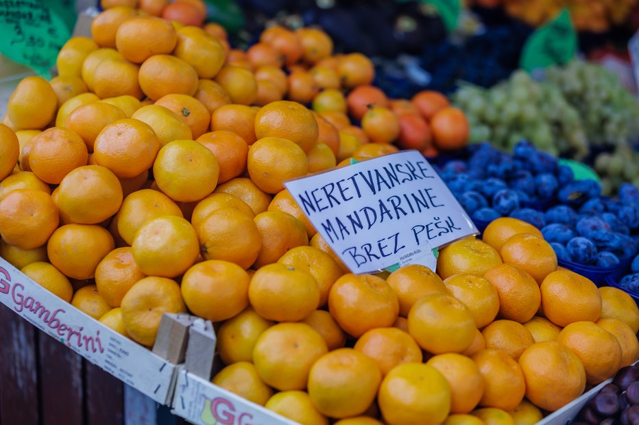 Fotografija: Mandarine na tržnici. FOTO: Črt Piksi