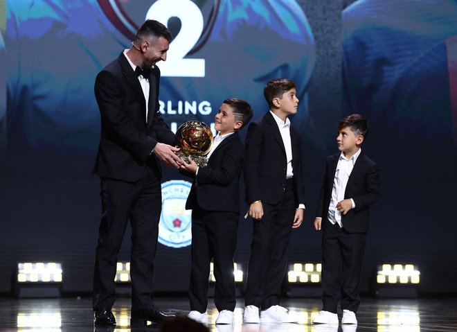 Lionel Messi po osvojitvi zlate žoge s svojimi sinovi Thiagom, Mateom in Cirom oktobra letos. FOTO: Stephanie Lecocq, Reuters