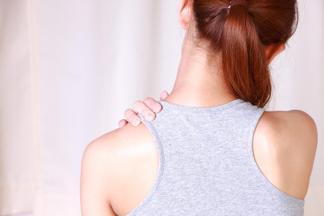 Posledice tesnega čopa so lahko tudi bolečine v hrbtu in vratu. FOTO: Deeepblue/Gettyimages