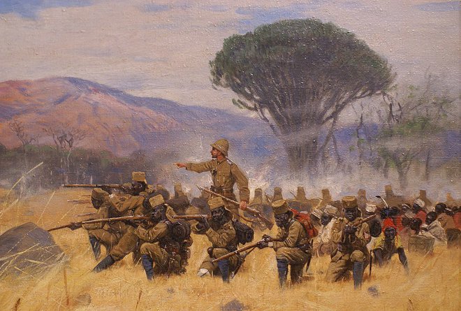 Bitka za Mahenge, kakor jo je leta 1908 naslikal nemški slikar Friedrich Wilhelm Kuhnert. VIR: Wikimedia Commons/javna domena
