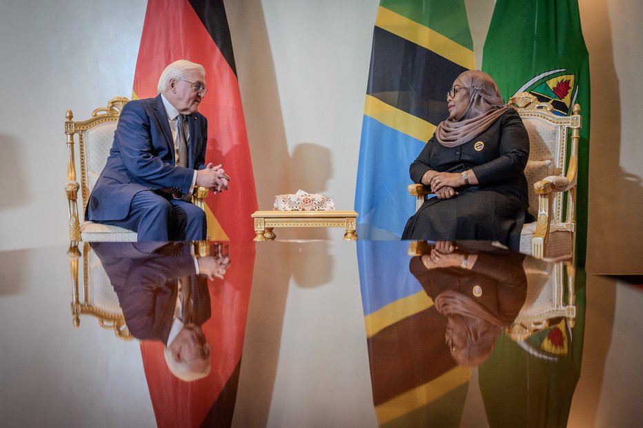 Fotografija: Nemški predsednik Frank-Walter Steinmeier s tanzanijsko predsednico Samio Suluhu Hassan. FOTO: Guido Bergmann/urad nemškega predsednika