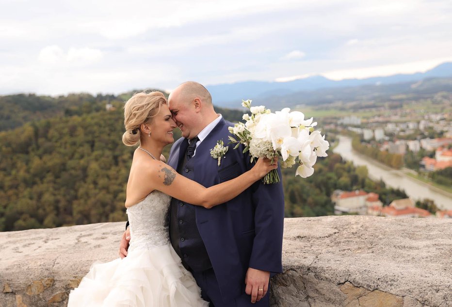 Fotografija: Valček Moja ljubezen je posvečen Rokovi ženi Petri, za videospot sta delila svoje poročne trenutke. FOTO: Andrej Pratnemer 
