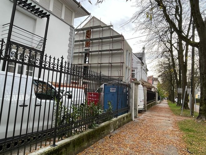 Hiša Snežičevih v Mariboru menda v zadnjem času napreduje počasneje, so nam povedali tisti, ki so z razmerami dobro seznanjeni. FOTO: Arhiv