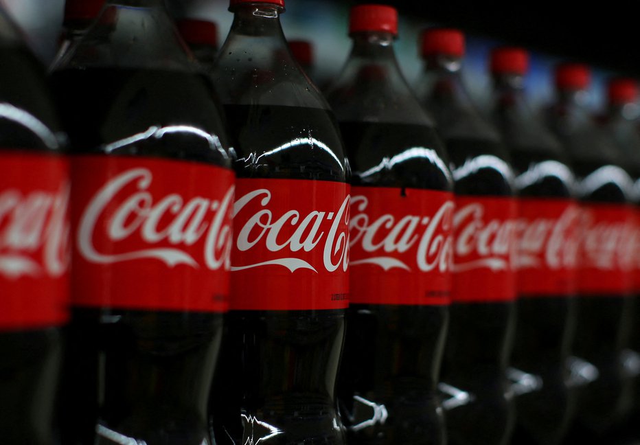 Fotografija: Iz prodaje začasno umikajo serijo Coca-Cola Original Taste 500 ml v plastični embalaži (PET). FOTO: Mike Blake Reuters