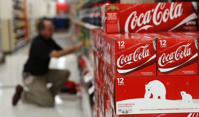 Coca-Cola na Hrvaškem zaradi več primerov suma zastrupitve umika tri pijače. FOTO: Kevin Lamarque Reuters Pictures