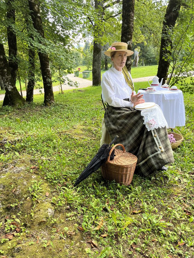 Ko prideš v park, te preseneti grofica Greta, sicer turistična vodnica Janja Urbiha, ki obis­kovalcem pripoveduje zgodbe o gradu. FOTO: Albina Podbevšek