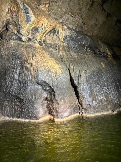 Križna jama je velika kraška vodna jama, ohranjena v povsem naravni podobi. FOTO: Albina Podbevšek