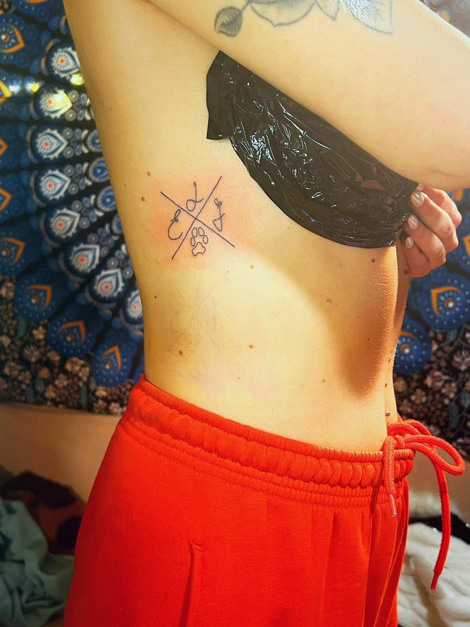 Tetovaža vsebuje začetne črke imen njenih staršev in sestre ter obris psičke Lili.