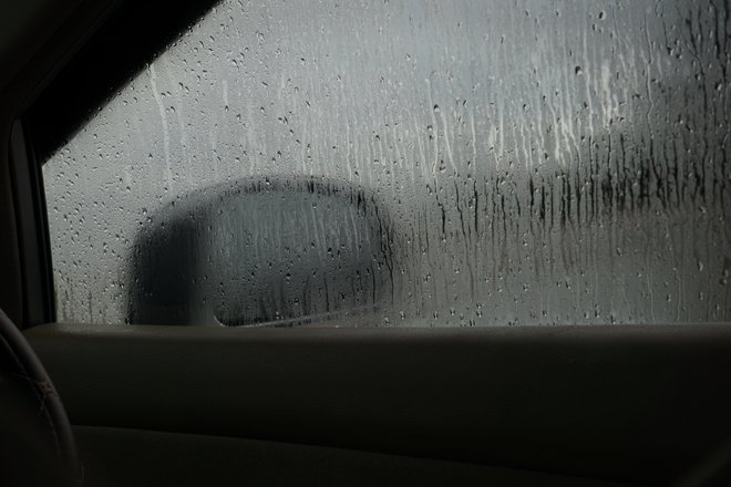 Preden sedemo za volan, obvezno očistimo stekla in ogledala. FOTO: Getty Images
