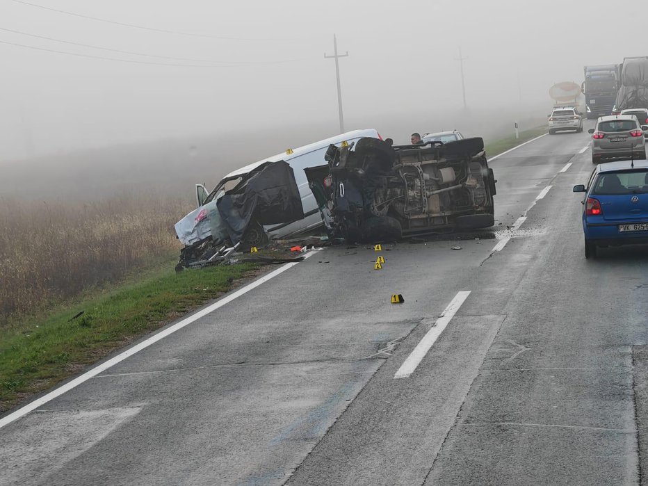 Fotografija: V nesreči je umrl voznik kombija. FOTO: Vinkulja/pixsell Pixsell