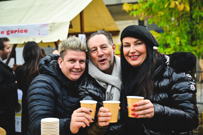 Prvo martinovanje s slovenskim potnim listom je letos doživel predsednik uprave Nove KBM John Denhof, v družbi partnerice Melite Pipuš in Janje Zdolšek Ipša. FOTO: MP Produkcija/pigac.si