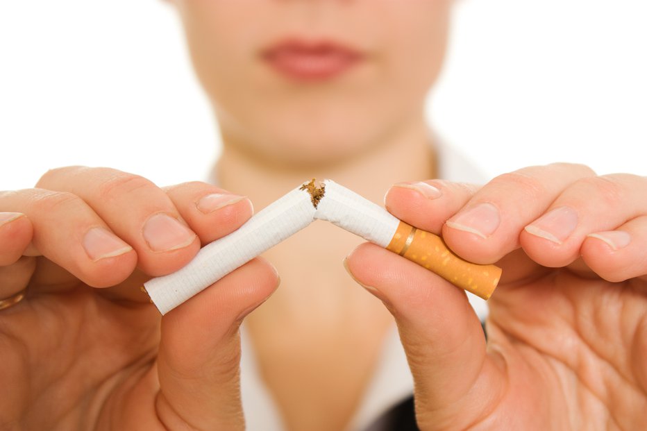 Fotografija: Prvi ukrep je opustitev kajenja. FOTO: Shutterstock