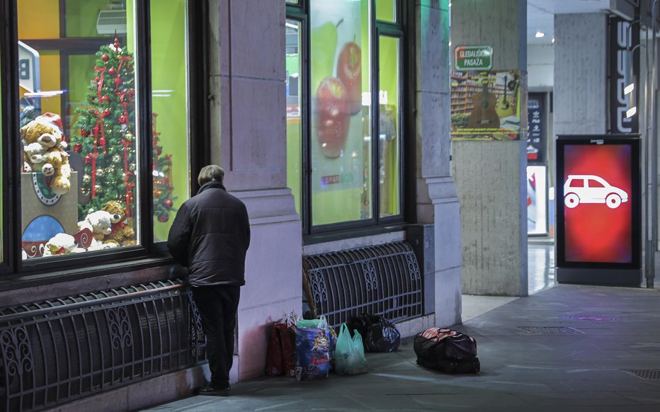 Fotografija: Bralka je na Čopovi ulici posnela moškega, ki po njenem mnenju uživa drogo. Fotografija je simbolična. FOTO: Jože Suhadolnik, Delo