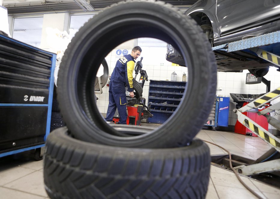 Fotografija: Od danes naprej so obvezne zimske pnevmatike. FOTO: Aleš Černivec, Delo