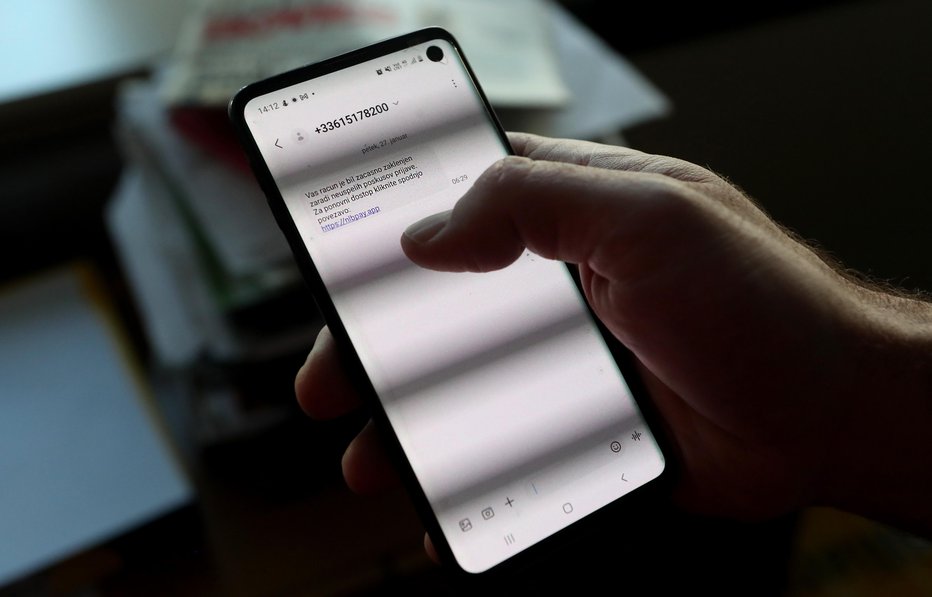 Fotografija: Napade prek SMS je težje preprečiti. FOTO: Dejan Javornik