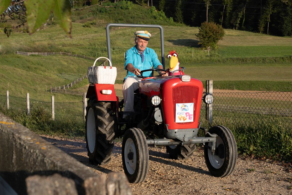 Fotografija: Rdeči traktor so za ribiča Pepeta pripravili na Dolenjskem. FOTO: arhiv TVS