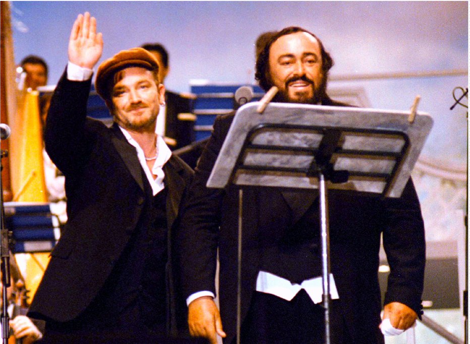 Fotografija: Bono in Luciano Pavarotti sta skupaj zapela. FOTO: Reuters