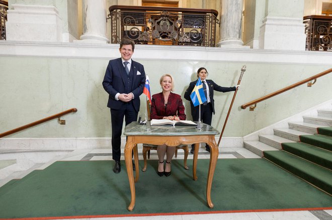 Vpis predsednice Državnega zbora v knjigo gostov švedskega parlamenta. FOTO: Melker Dahlstrand/the Swedish Parliament